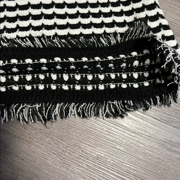 Zara sweater Knit Mini Fringe striped black and white  Skirt in size large - Picture 3 of 6